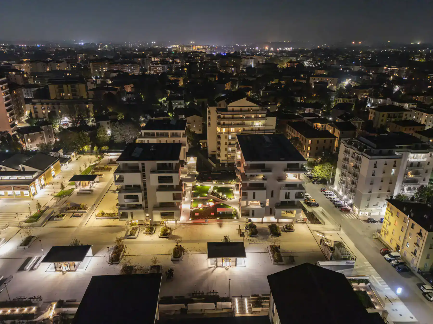 Vista notturna di Modena e delle realizzazioni contemporanee Bacchelli