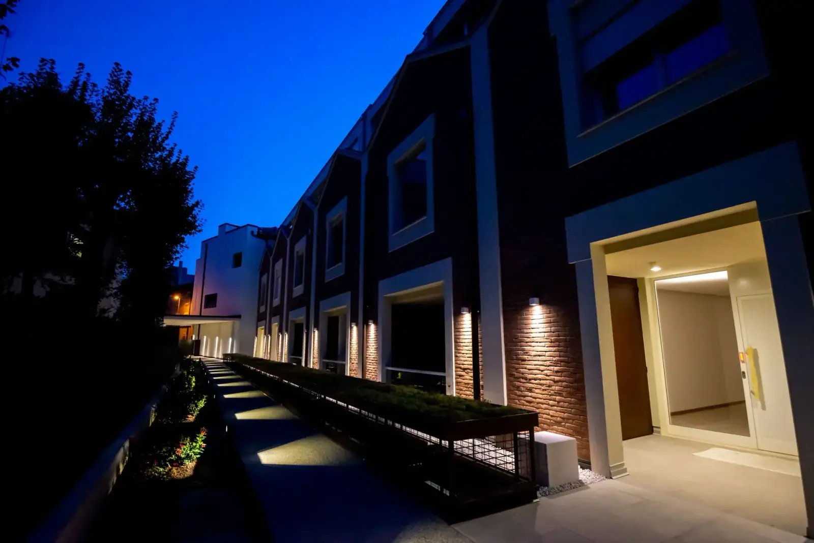 Via Schedoni, complesso residenziale illuminato al tramonto