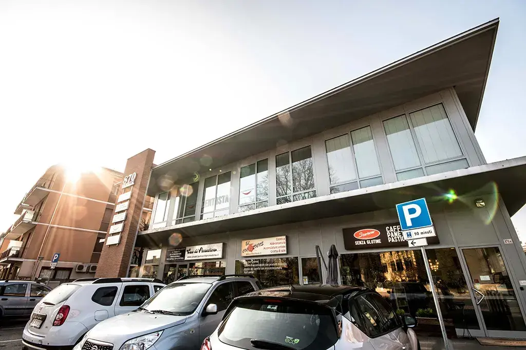 Edificio commerciale in via Vignolese
