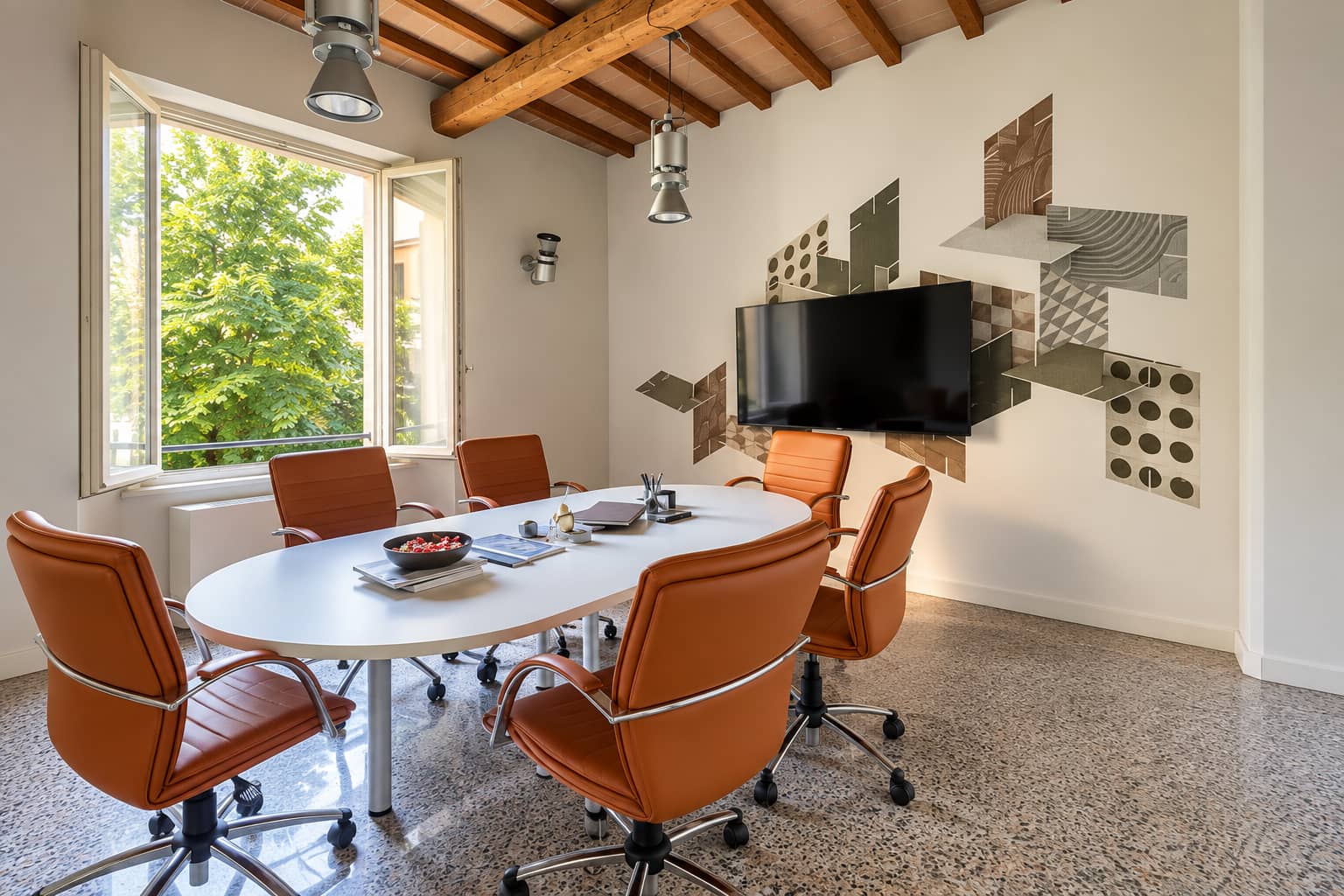 Sala riunioni della sede di Impresa Bacchelli, vista verso la finestra