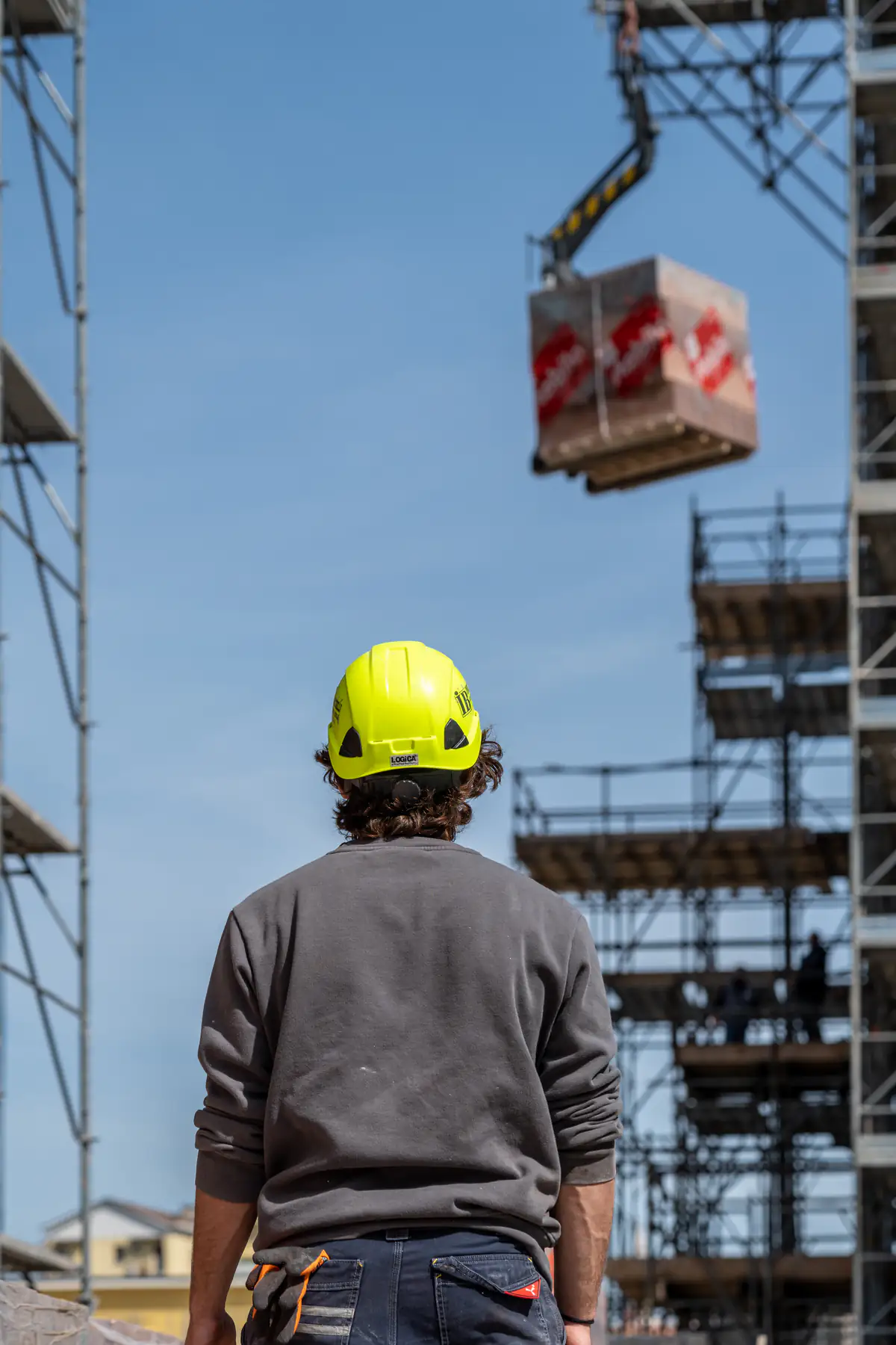 Operaio Bacchelli al lavoro in cantiere